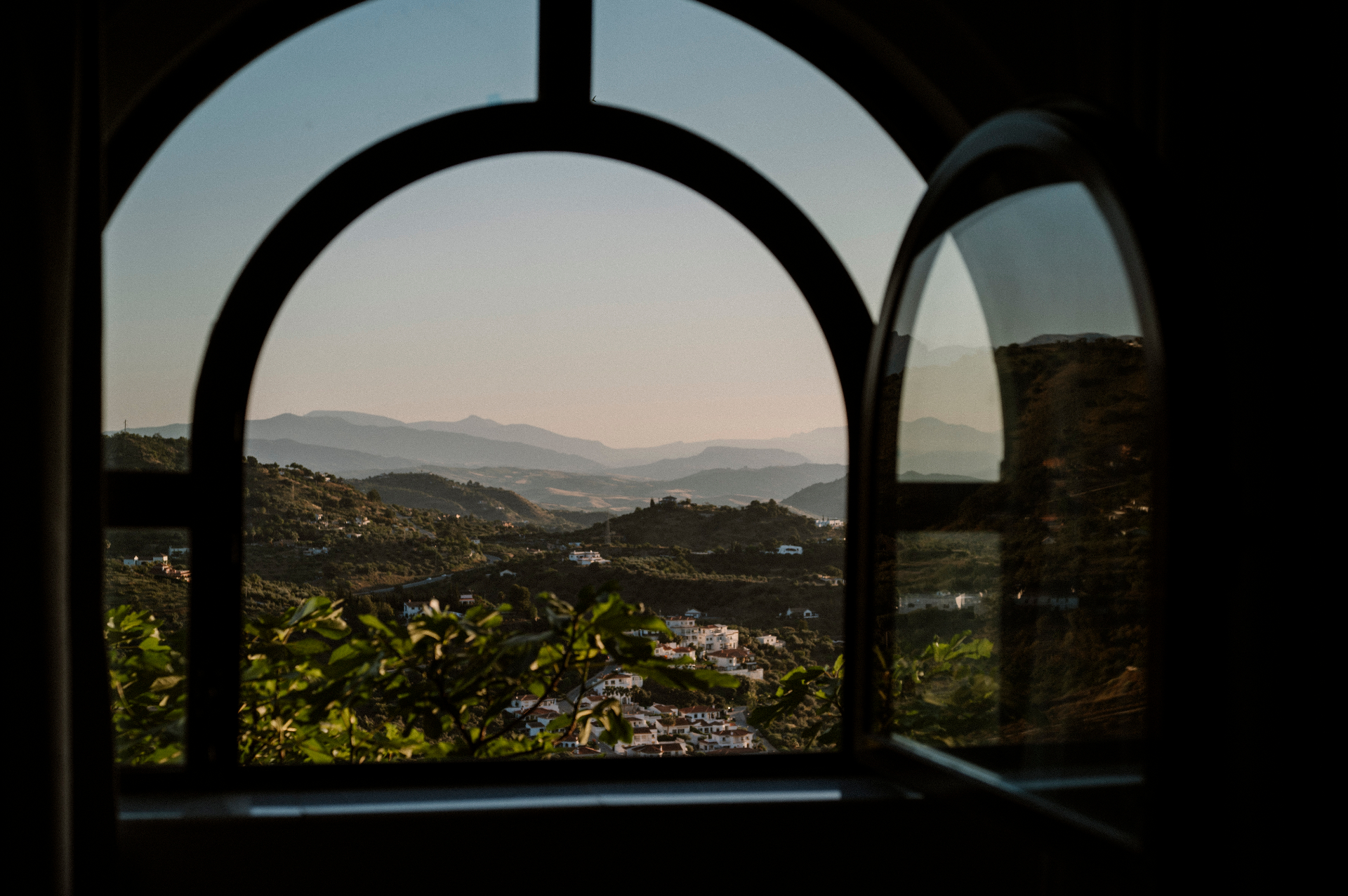 Uitzicht vanuit het raam op de Andalusische heuvels bij zonsopkomst